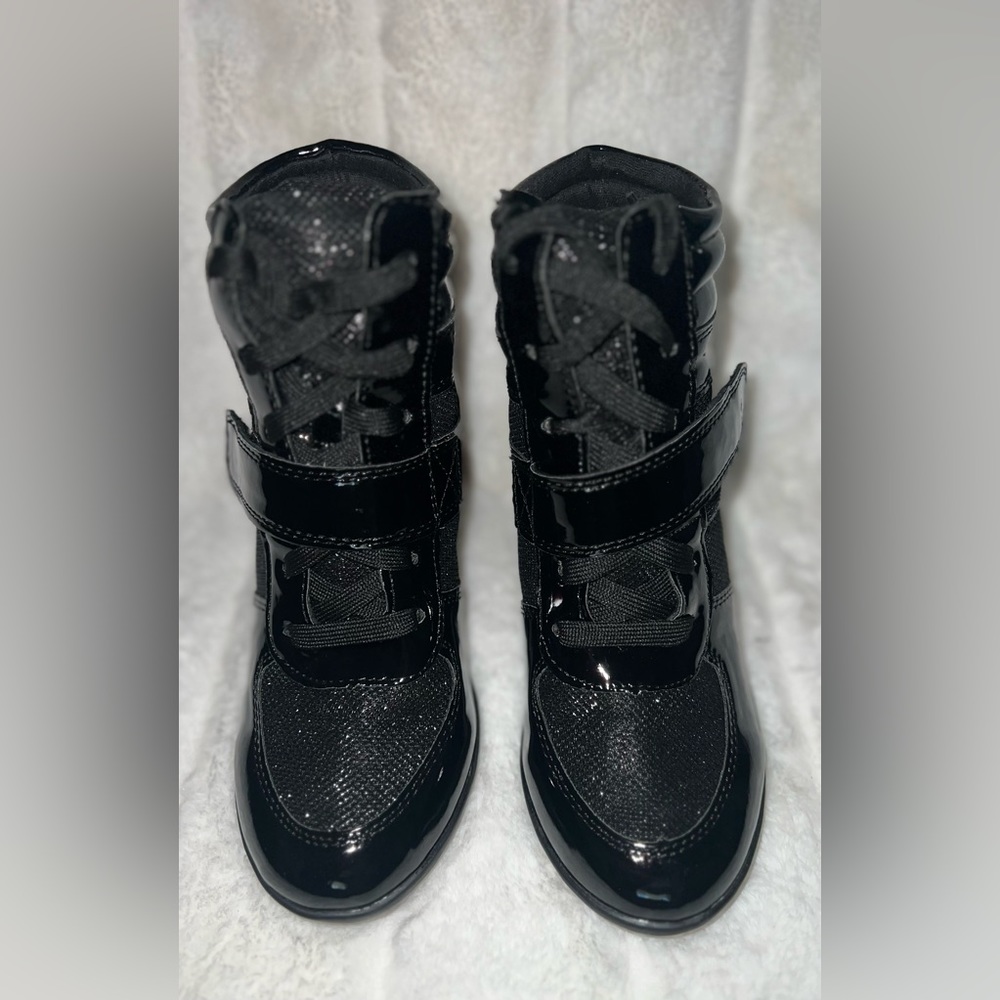 New wedge sneaker, Velcro strap sneakers.
1 inch heel height, size 7 1/2